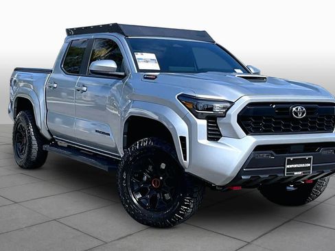 Used 2025 Toyota Tacoma TRD Sport AWD/4WD image 2