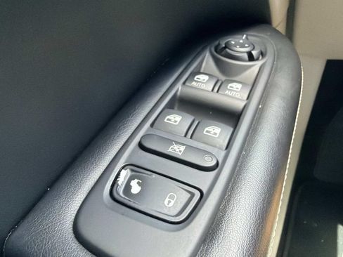 Used 2019 Jeep Compass Latitude FWD image 16