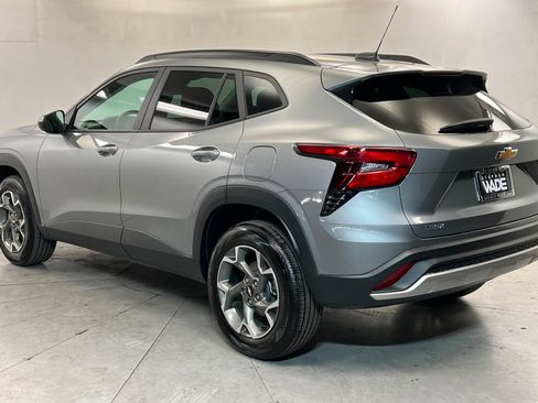 Used 2025 Chevrolet Trax LT w/ LT Convenience Package FWD image 3