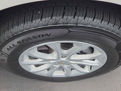 Used 2018 Chevrolet Equinox LT w/ Sun & Infotainment Package FWD image 3