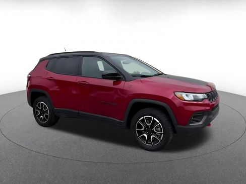Used 2025 Jeep Compass Trailhawk AWD/4WD image 2
