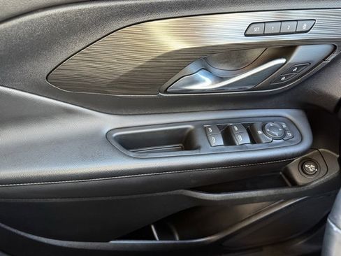 Used 2023 GMC Terrain SLT image 31