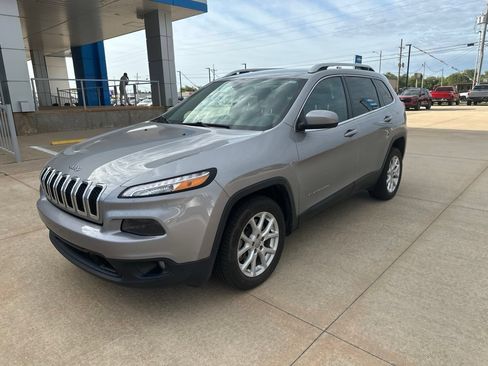 Used 2016 Jeep Cherokee Latitude w/ Comfort & Sound Group FWD image 23