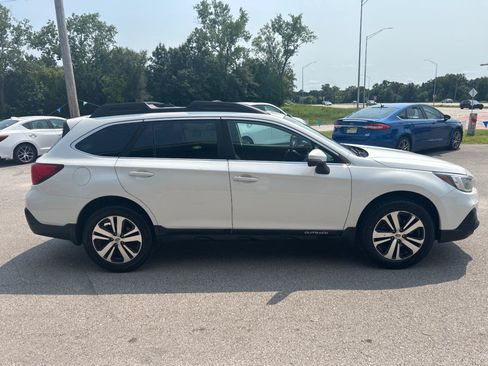 Used 2018 Subaru Outback 2.5i Limited AWD/4WD image 4