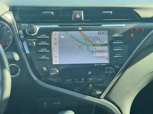 Used 2018 Toyota Camry XSE image 18