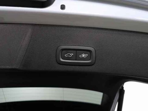 Certified 2025 Volvo XC40 B5 Core image 9