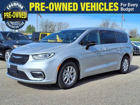 Used 2026 Chrysler Pacifica Select FWD image 1