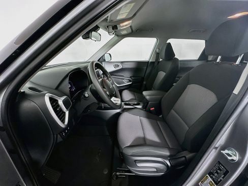 Used 2025 Kia Soul LX w/ LX Technology Package FWD image 13