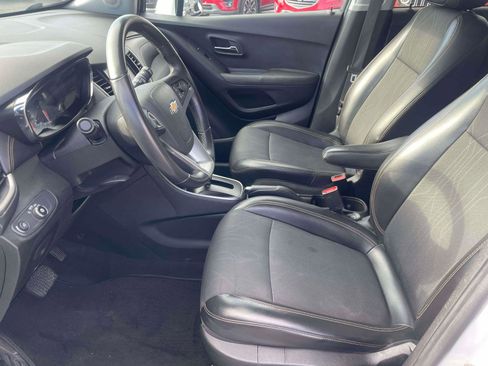 Used 2020 Chevrolet Trax LT w/ LT Convenience Package image 5