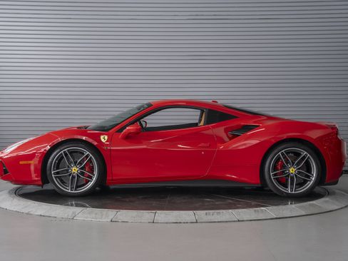 Used 2018 Ferrari 488 GTB RWD image 2