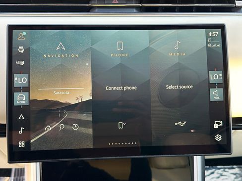 Used 2025 Land Rover Range Rover SE image 33