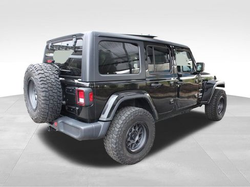 Used 2018 Jeep Wrangler Unlimited Sahara AWD/4WD image 15