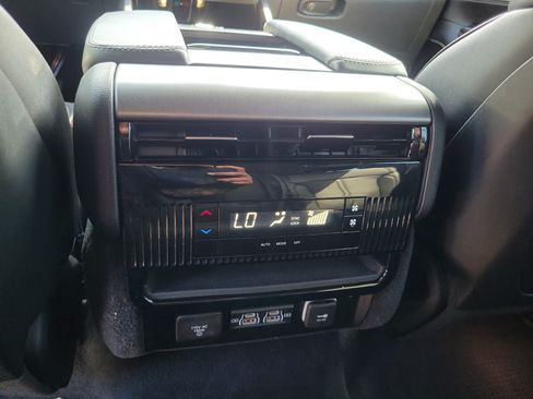 Used 2025 Jeep Wagoneer 4WD image 11