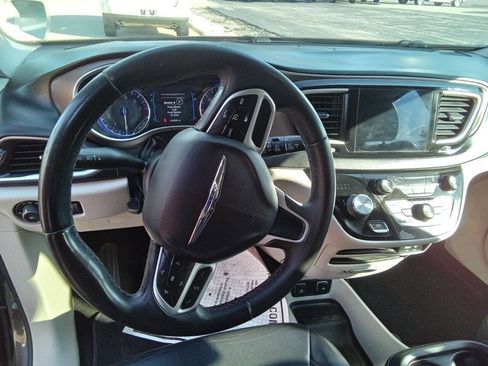 Used 2017 Chrysler Pacifica Touring-L image 15