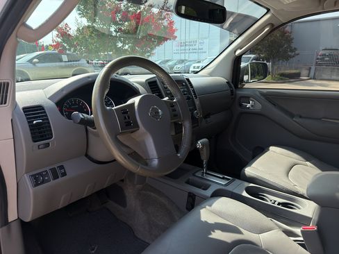 Used 2011 Nissan Frontier SL w/ Moonroof Pkg RWD image 10