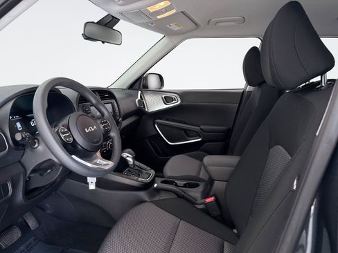 Used 2025 Kia Soul LX w/ LX Technology Package FWD image 10