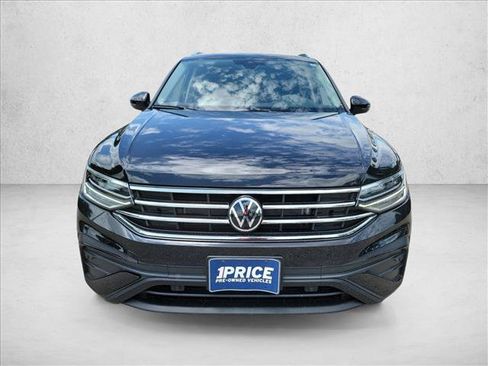 Used 2024 Volkswagen Tiguan SE w/ Panoramic Sunroof Package FWD image 2