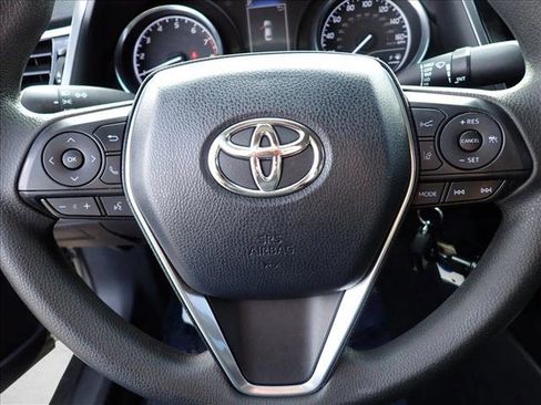 Used 2018 Toyota Camry LE image 13