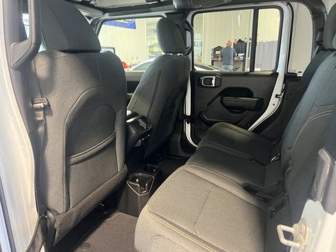 Used 2025 Jeep Gladiator Sport AWD/4WD image 13