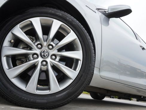 Used 2015 Toyota Camry XLE w/ Moonroof Package FWD image 11