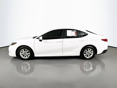 Used 2025 Toyota Camry LE image 5