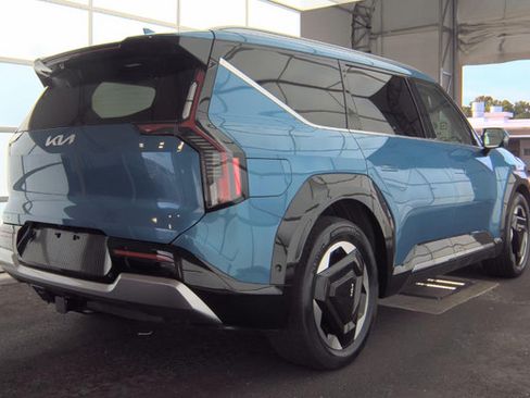 Used 2024 Kia EV9 Land AWD/4WD image 3