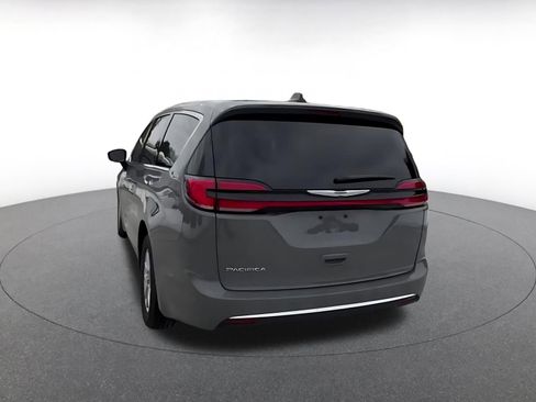 Used 2025 Chrysler Pacifica Select image 11