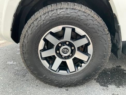 Used 2018 Toyota 4Runner TRD Off-Road Premium AWD/4WD image 19