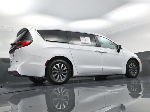 Used 2024 Chrysler Pacifica Limited FWD image 17