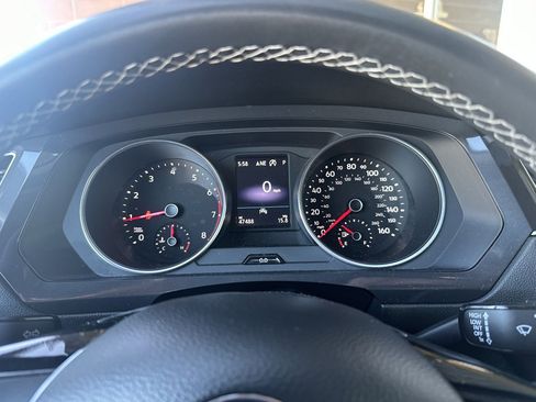 Used 2021 Volkswagen Tiguan SE w/ Panoramic Sunroof Package FWD image 12
