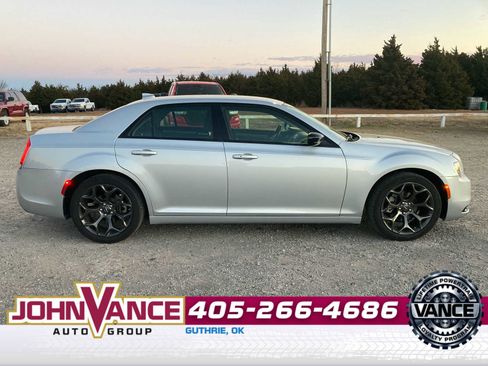 Used 2022 Chrysler 300 Touring w/ Sport Appearance Package image 8