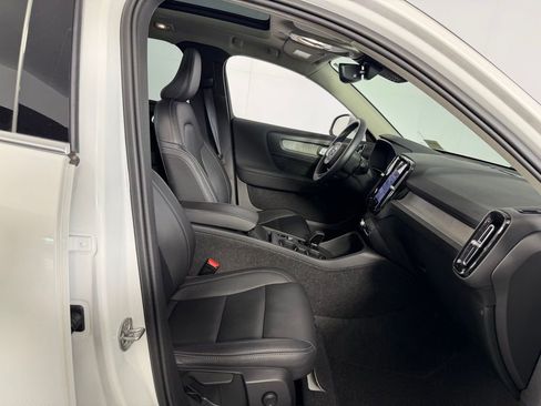 Used 2025 Volvo XC40 B5 Core image 31