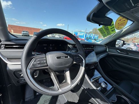 Used 2024 Jeep Grand Cherokee Limited image 10