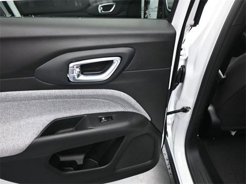 Used 2025 Jeep Compass Sport image 21