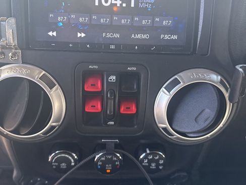 Used 2018 Jeep Wrangler Unlimited Rubicon w/ Cold Weather Group image 12