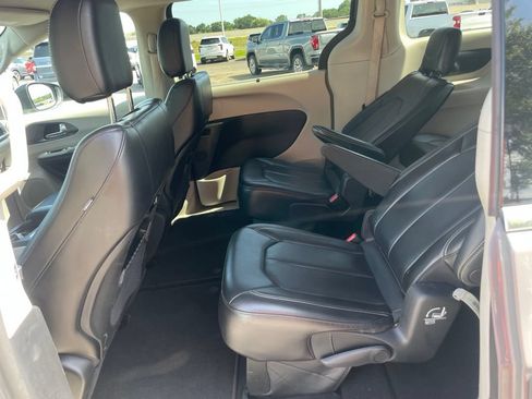 Used 2023 Chrysler Pacifica Touring-L FWD image 13