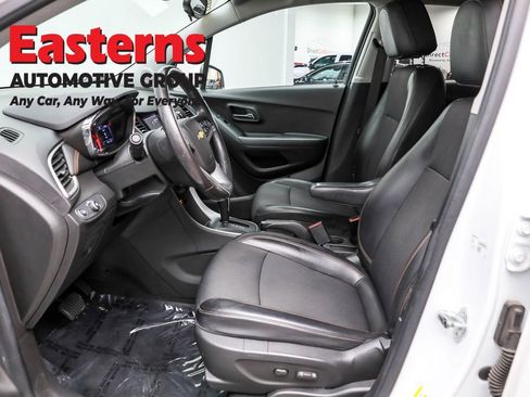 Used 2020 Chevrolet Trax LT w/ LT Convenience Package image 14