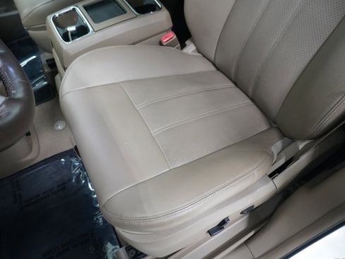 Used 2014 Chrysler Town & Country Touring-L w/ Driver Convenience Group image 9