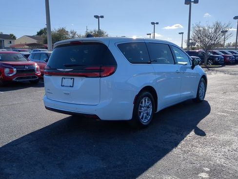 Used 2024 Chrysler Pacifica Touring-L FWD image 6