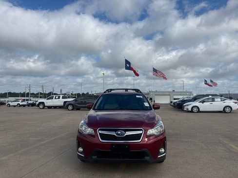 Used 2017 Subaru Crosstrek 2.0i Premium w/ Moonroof Package AWD/4WD image 4