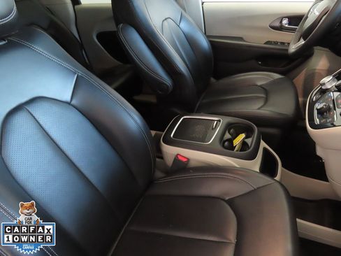 Used 2024 Chrysler Pacifica Select image 28