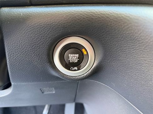 Used 2025 Chrysler Pacifica Select image 23