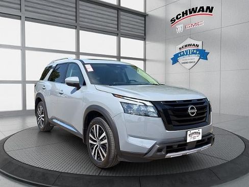 Used 2025 Nissan Pathfinder Platinum w/ Black Appearance Package AWD/4WD image 2