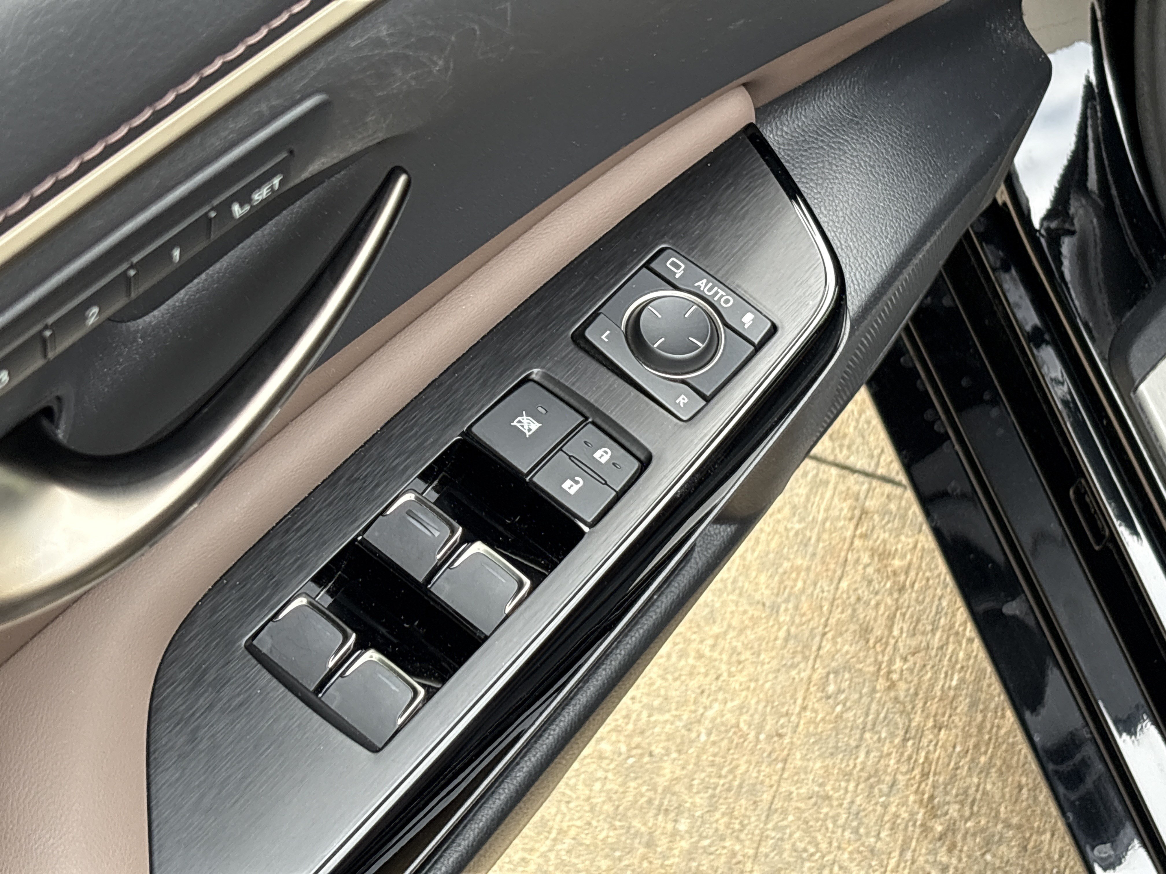 Used 2023 Lexus ES 300h w/ Protection Package (P2) FWD image 15