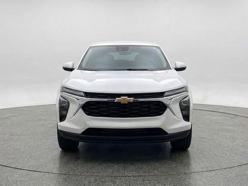 Used 2025 Chevrolet Trax LT w/ LT Convenience Package FWD image 2