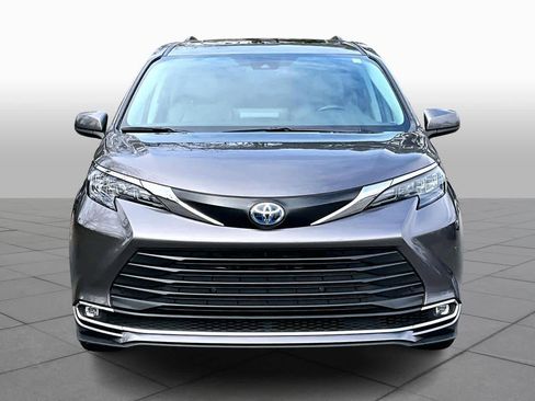 Certified 2024 Toyota Sienna XLE image 4