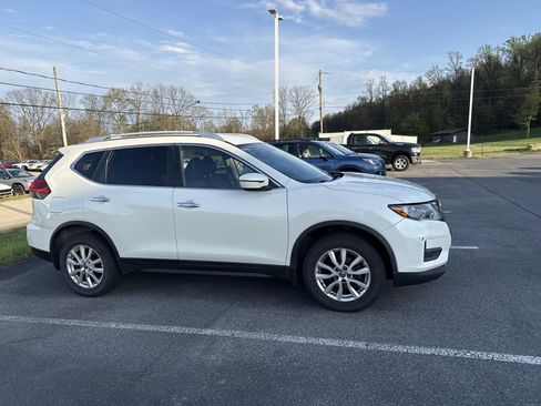 Used 2017 Nissan Rogue SV AWD/4WD image 2
