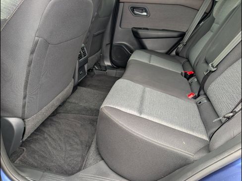 Used 2023 Nissan Rogue SV image 11