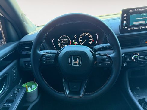 Used 2025 Honda Pilot TrailSport image 12
