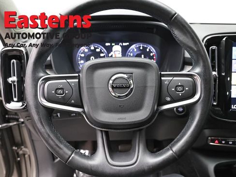 Used 2022 Volvo XC40 T4 Momentum FWD image 10
